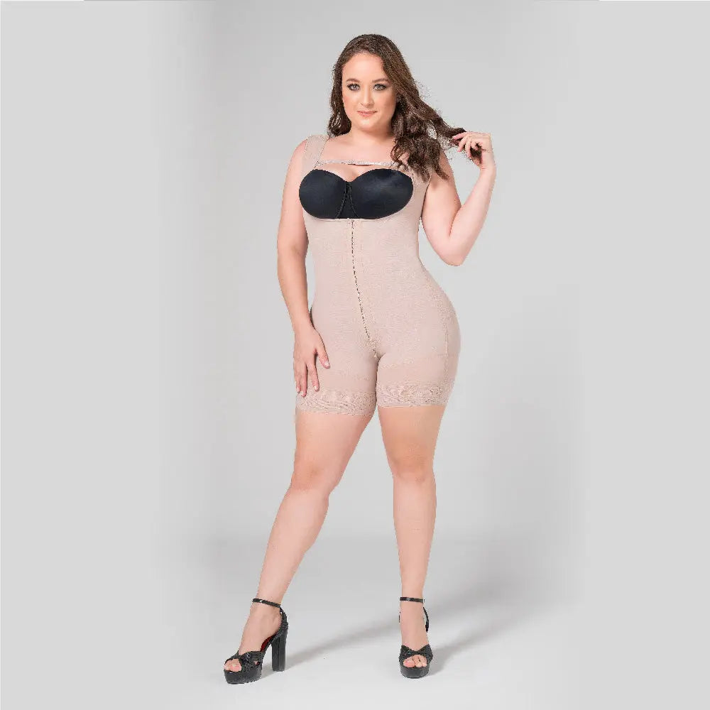 Shapewear faja, Strapless hipster with lateral hooks.